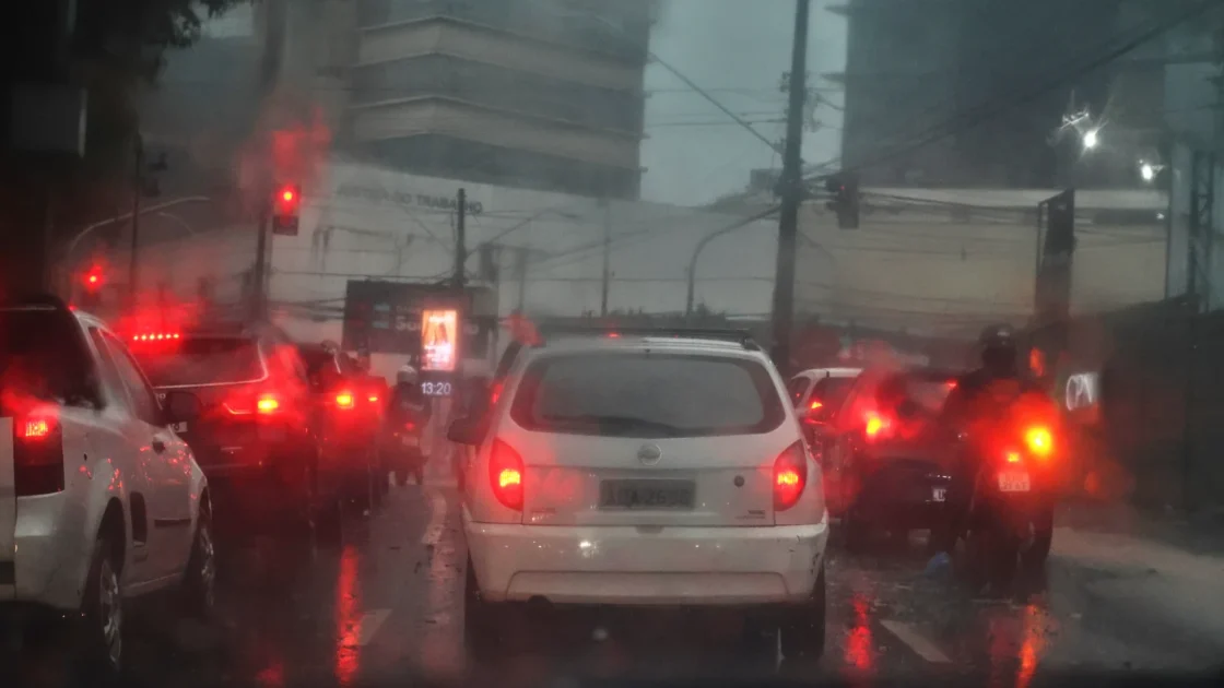 Fotografia de rua na chuva: como transformar uma rua comum em cena de cinema 1 carlos rincon chuva