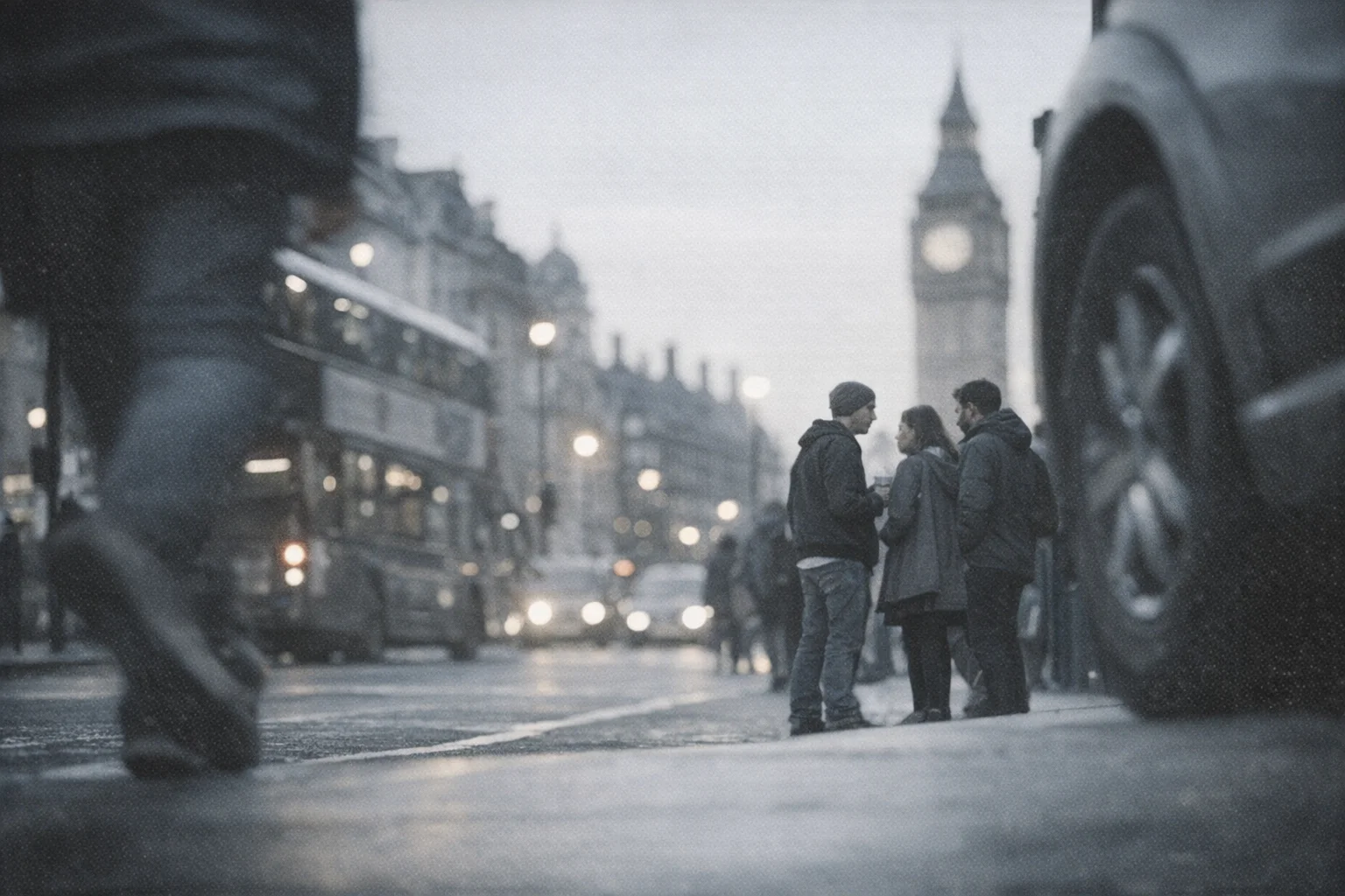 Grupo de pessoas conversando em uma rua de Londres ao entardecer